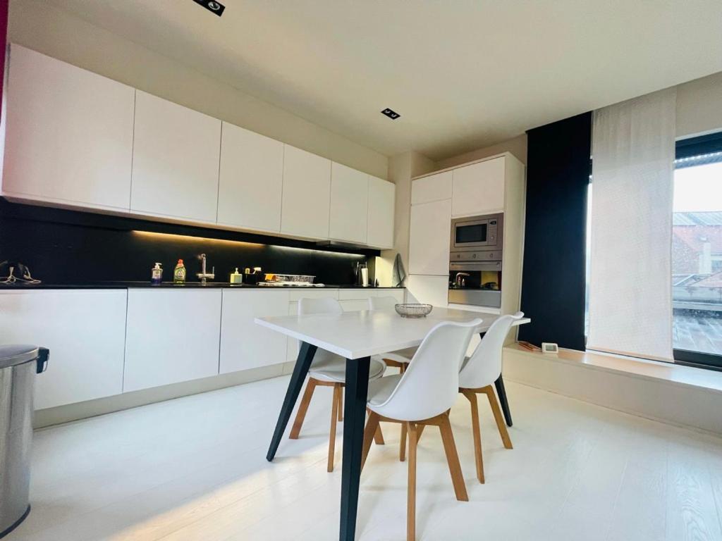 Апартаменты Down Town Penthouse With Private Parking Брюссель Экстерьер фото
